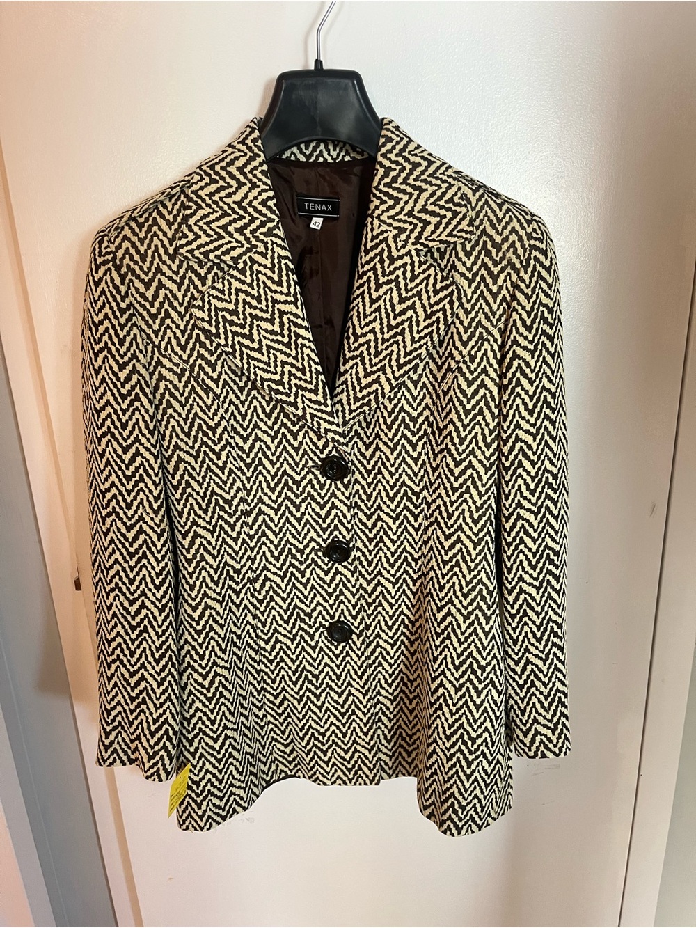 Tenax woman’s Black and Cream Zigzag Blazer. Medium.